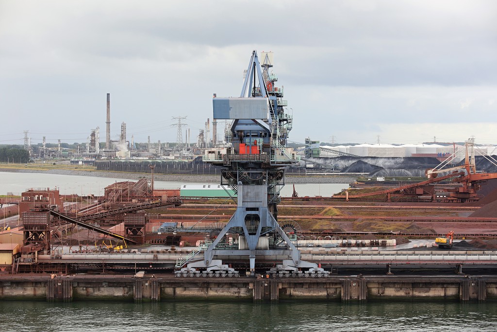 europoort maasvlakte rotterdam botlek haven scheepvaart industrie fabrieken marine transport overslag terminal portlantis ferry centrale